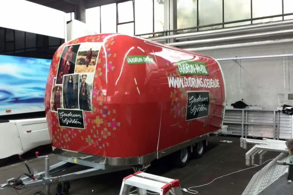 fairscape-messebau-messeplanung-messelogistik-frankfurt-autobeschriftung-5 Autobeschriftung: Anhängerverklebung für Gudrun-Mobil.