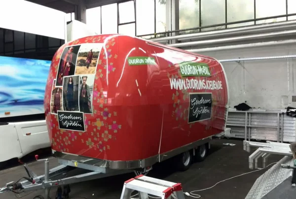 Autobeschriftung: Anhängerverklebung für Gudrun-Mobil.