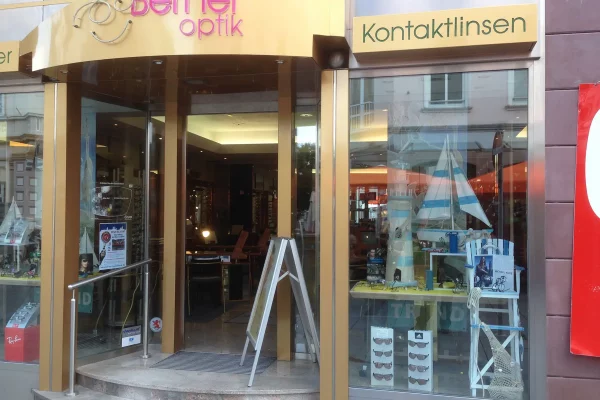 Werbeschild: Schaufensterfront eines Optikers