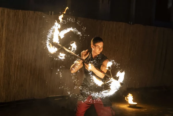 Jubiliäumsfeier mit einem Feuertänzer.