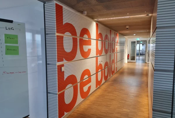 Raumgestaltung eine Flurs mit großes Typografie in rot.