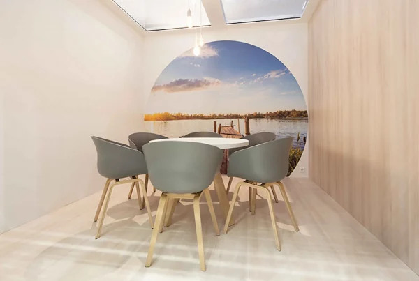 Messestand von Alte Leipziger mit Wandbeklebung und Sitzecke.