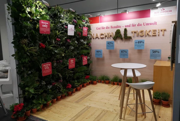 Messestand von Alte Leipziger im nachhaltigen design mit Wandbepflanzung.