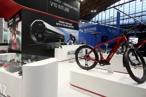 Messestand von BMZ Group mit Fahrrädern.