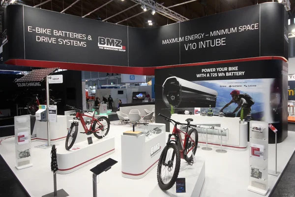 Messestand von BMZ Group Frontansicht.