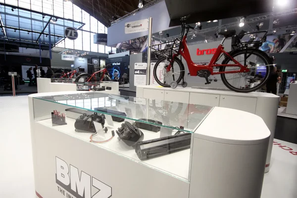 Messestand von BMZ Group mit Schaukasten.