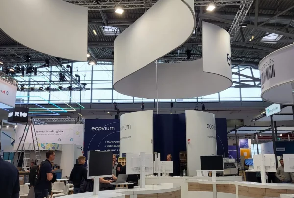 Messestand von ecovium mit Thekendesign.