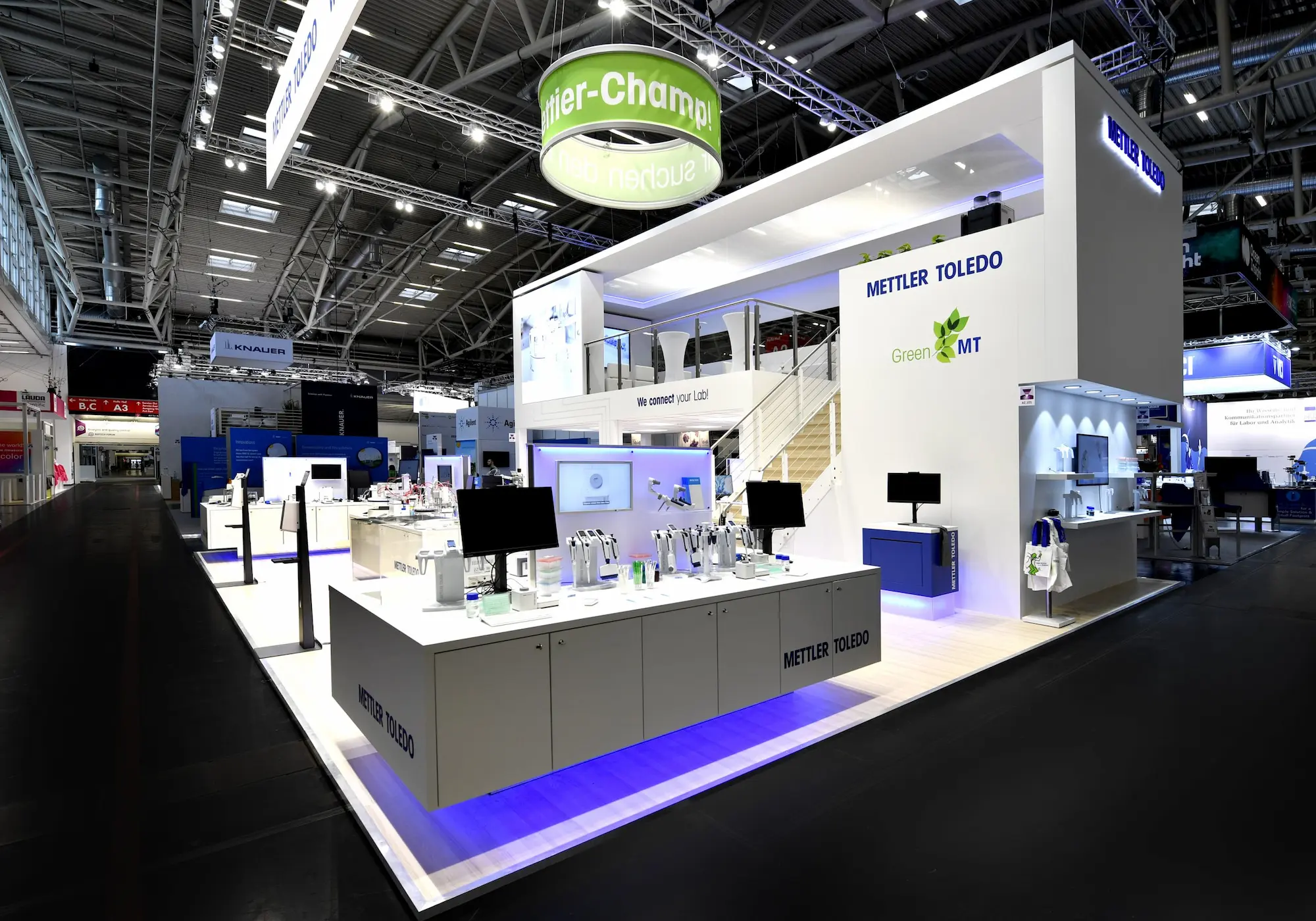 Messestand von Mettler Toledo mit Wandbeklebung.