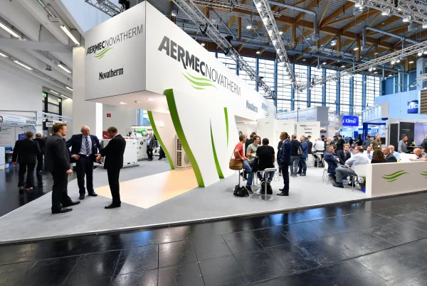 Messestand von Novatherm mit Barhockern und Stehtischen.