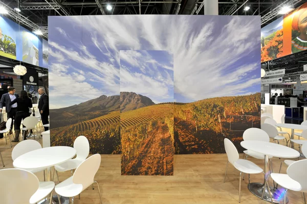 Messestand von South Africa mit räumlich versetzen Wänden und Fotowand.