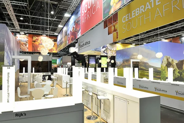 Messestand von South Africa mit Stehtischen und Stühlen.