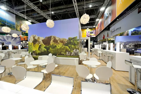 Messestand von South Africa mit Sitzinseln und großer Wand.