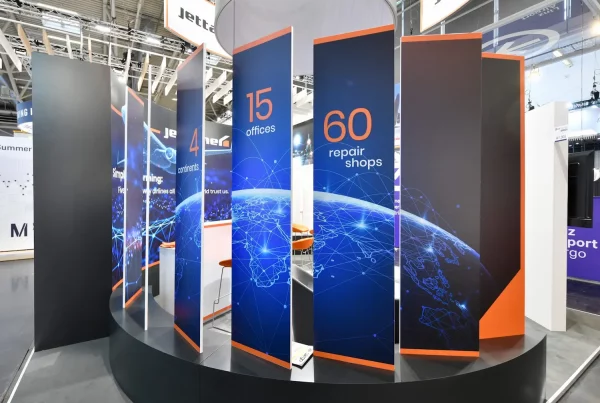 Ein Messestand im digitalen Look und räumlichem Design.